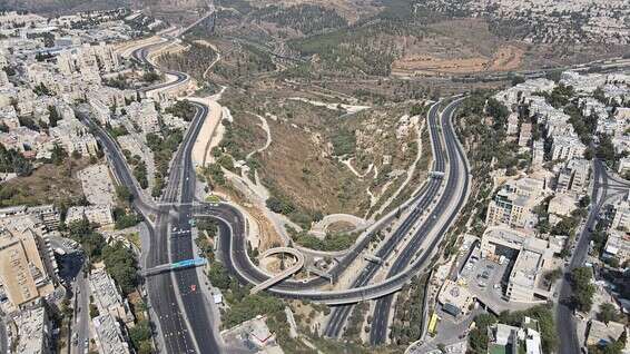 הכניסה לירושלים דרך כביש 1 // צילום: דני מרון